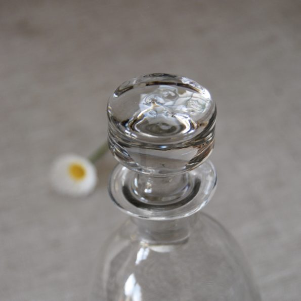 Ancienne carafe en verre ciselé
