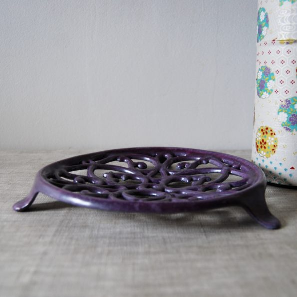 Dessous de plat ancien en fonte violet
