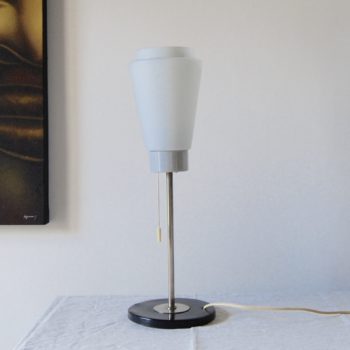 Lampe de table en métal et verre blanc dépoli