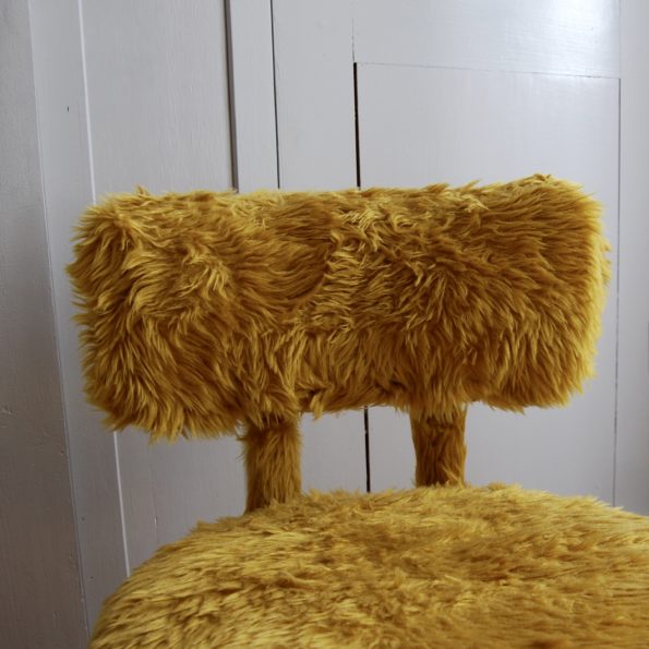 Chaise moumoute jaune