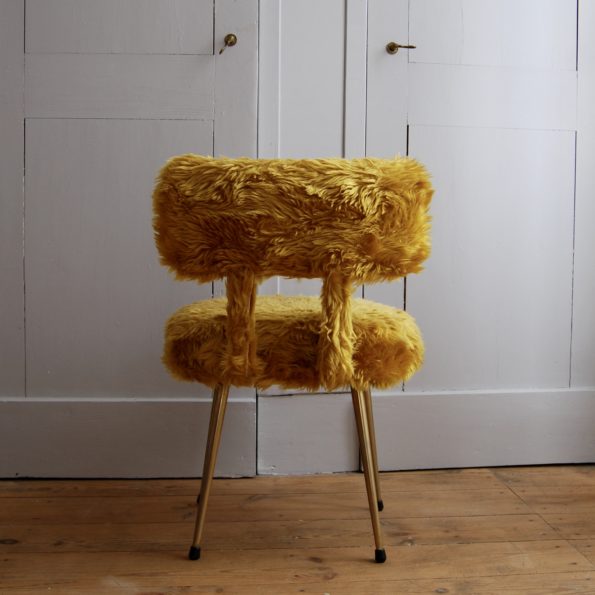 Chaise moumoute jaune