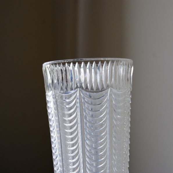 Ancien vase en verre ciselé