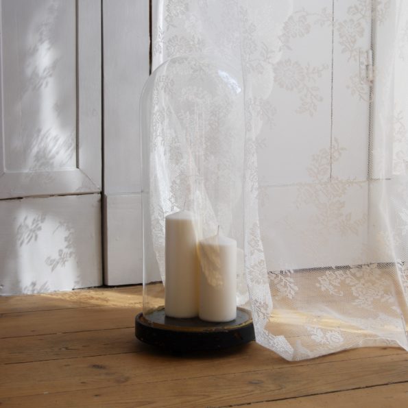 Globe de mariée en verre soufflé 19ème forme allongée bouteille socle en bois noirci