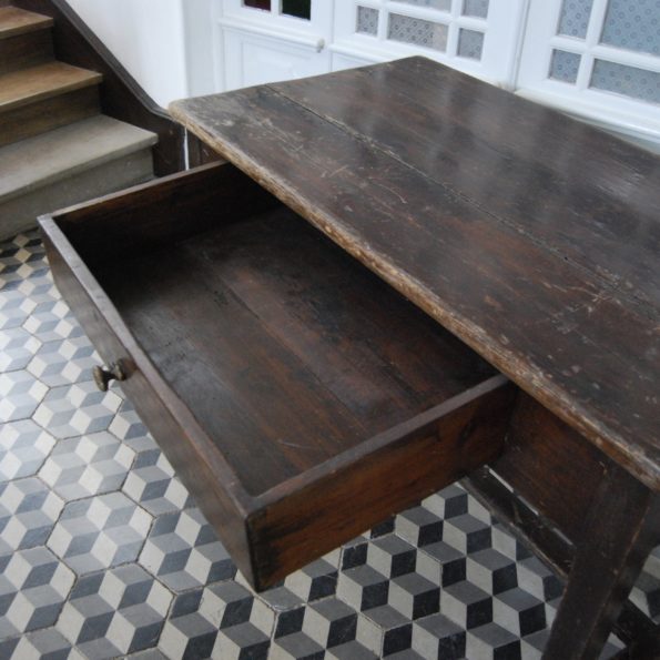 Table de ferme bois foncé avec tiroir