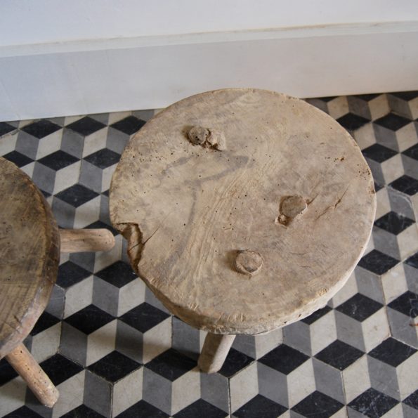 Ancien tabouret de ferme tripode traite de vache en bois vintage