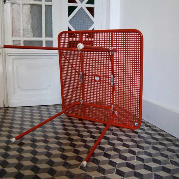 Table de jardin pliante ajourée en métal rouge type René Malaval