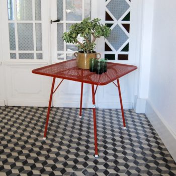 Table de jardin pliante ajourée en métal rouge type René Malaval
