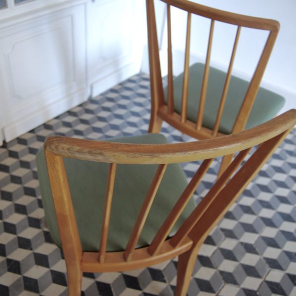Chaises en bois et skaï vert scandinave vintage
