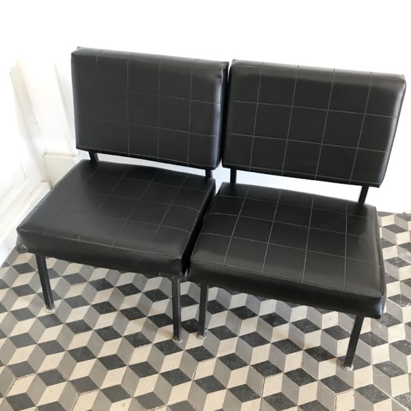 paire fauteuils chauffeuses simili cuir noir