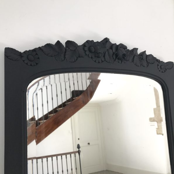 Grand miroir en bois sculpté fleurs peint en noir libéron