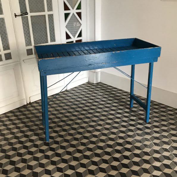 Table pliante en bois bleu porte plantes console