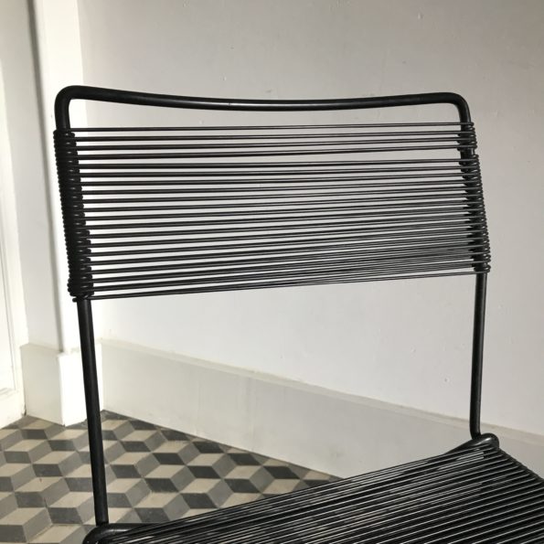 Chaise scoubidou noir piétement métal