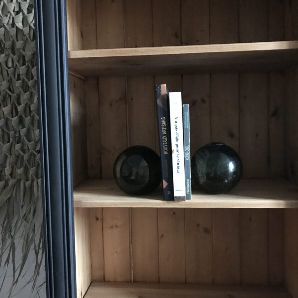 Bibliothèque en bois et noir peinture libéron