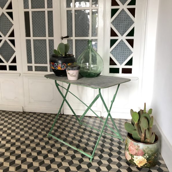 Table d'appoint en métal vert jardin en métal vert vintage