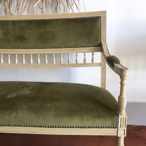 Ensemble banquette et chaises Louis XVI tissu velours vert kaki et pieds fuselés cannelés sculptés Belle patine