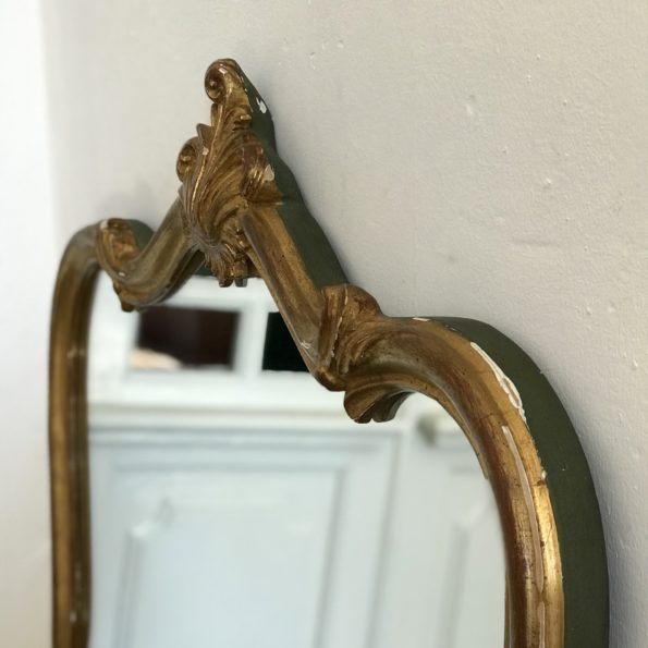 miroir ancien de forme chantournée en bois mouluré, sculpté et doré avec fronton à décor de coquille et de feuilles d'acanthe