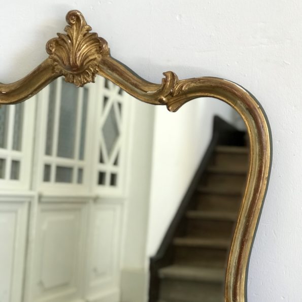 miroir ancien de forme chantournée en bois mouluré, sculpté et doré avec fronton à décor de coquille et de feuilles d'acanthe