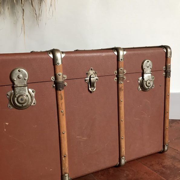 Malle ancienne de voyage avec renforts en bois et poignées en cuir vintage