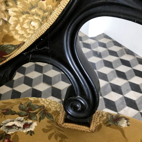 Canapé Napoléon 3 en bois noirci et tissu motif floral à roulettes ancien vintage