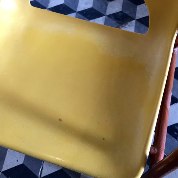 Chaise d'enfant vintage en plastique jaune et piétement métal