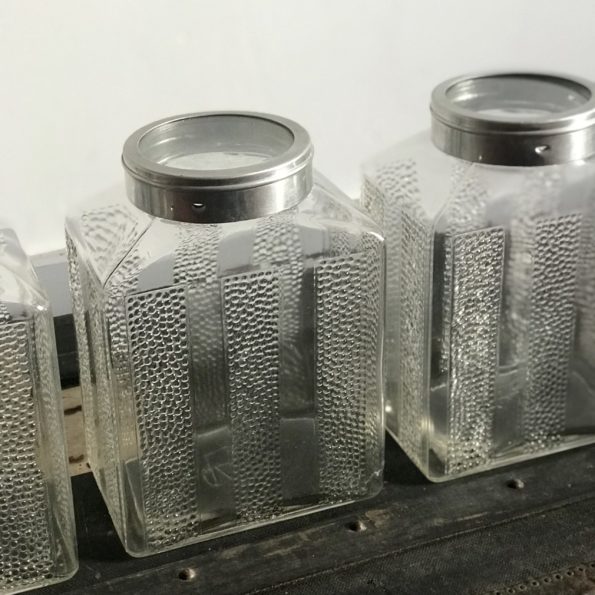 Série de 3 pots anciens en verre transparent avec couvercle en verre cerclé de métal argenté