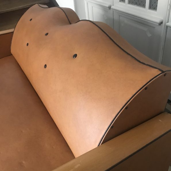 Canapé moustache convertible vintage marron clair avec accoudoirs en bois