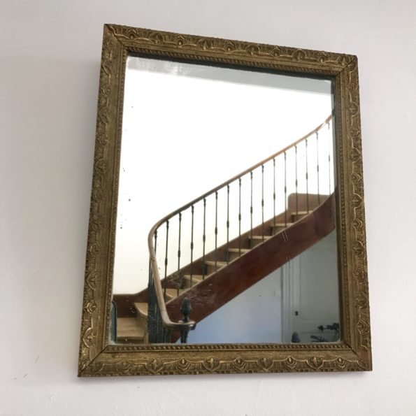 Miroir ancien en bois et stuc doré dos cartonné
