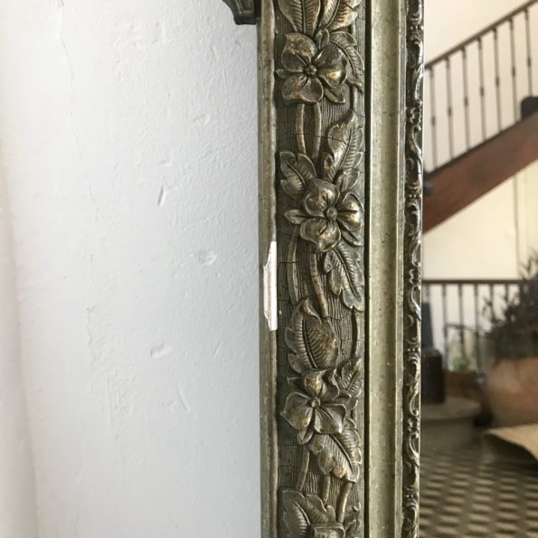 Miroir de cheminée à fronton en stuc doré patiné vert style Louis XVI consoles d'appui