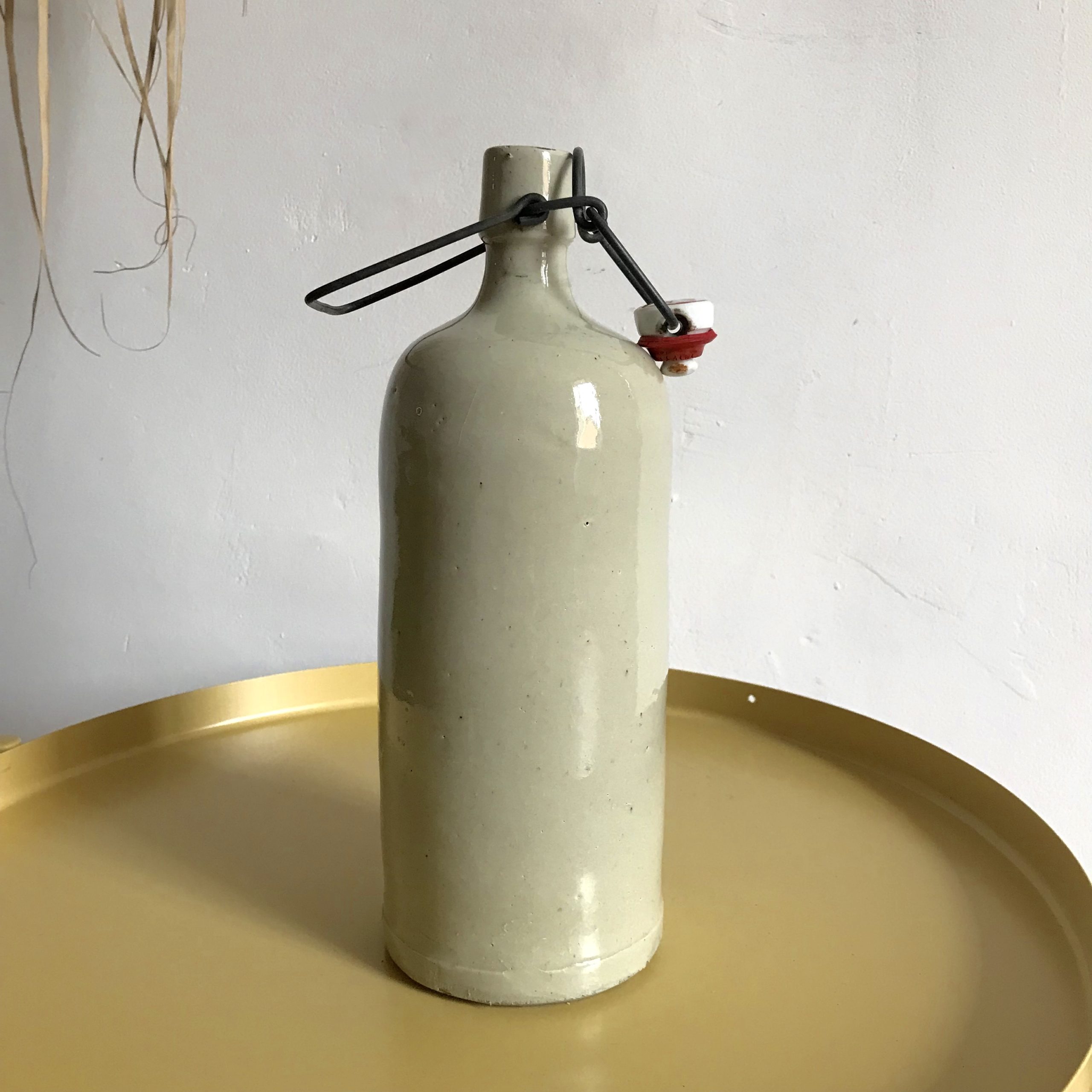 Bouteille en grès beige bec verseur metal automatique — THINGS and STICKERS