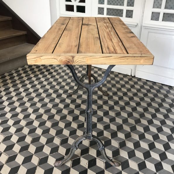 Table de bistrot industrielle en bois et fonte noir vintage