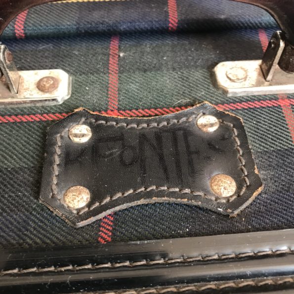 Valise vintage au motif écossais