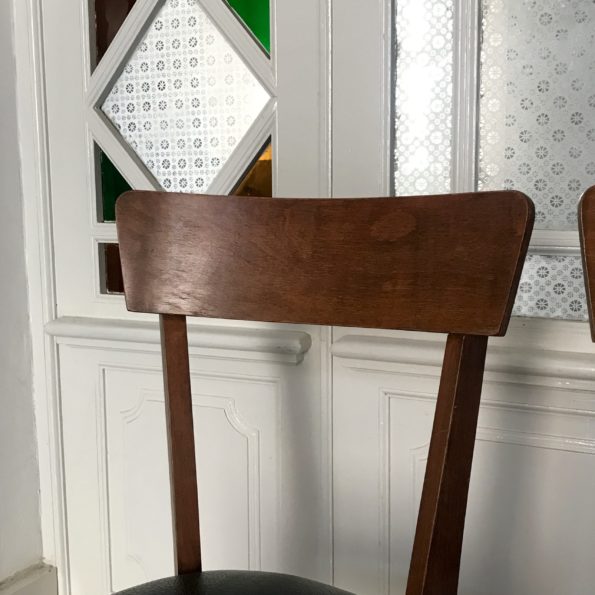 Ensemble de 6 chaises en bois et skai noir vintage scandinave