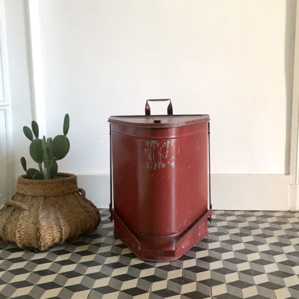 Ancienne poubelle de pompier en métal couleur rouge