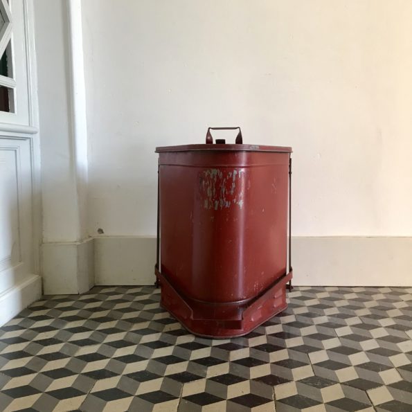 Ancienne poubelle de pompier en métal couleur rouge