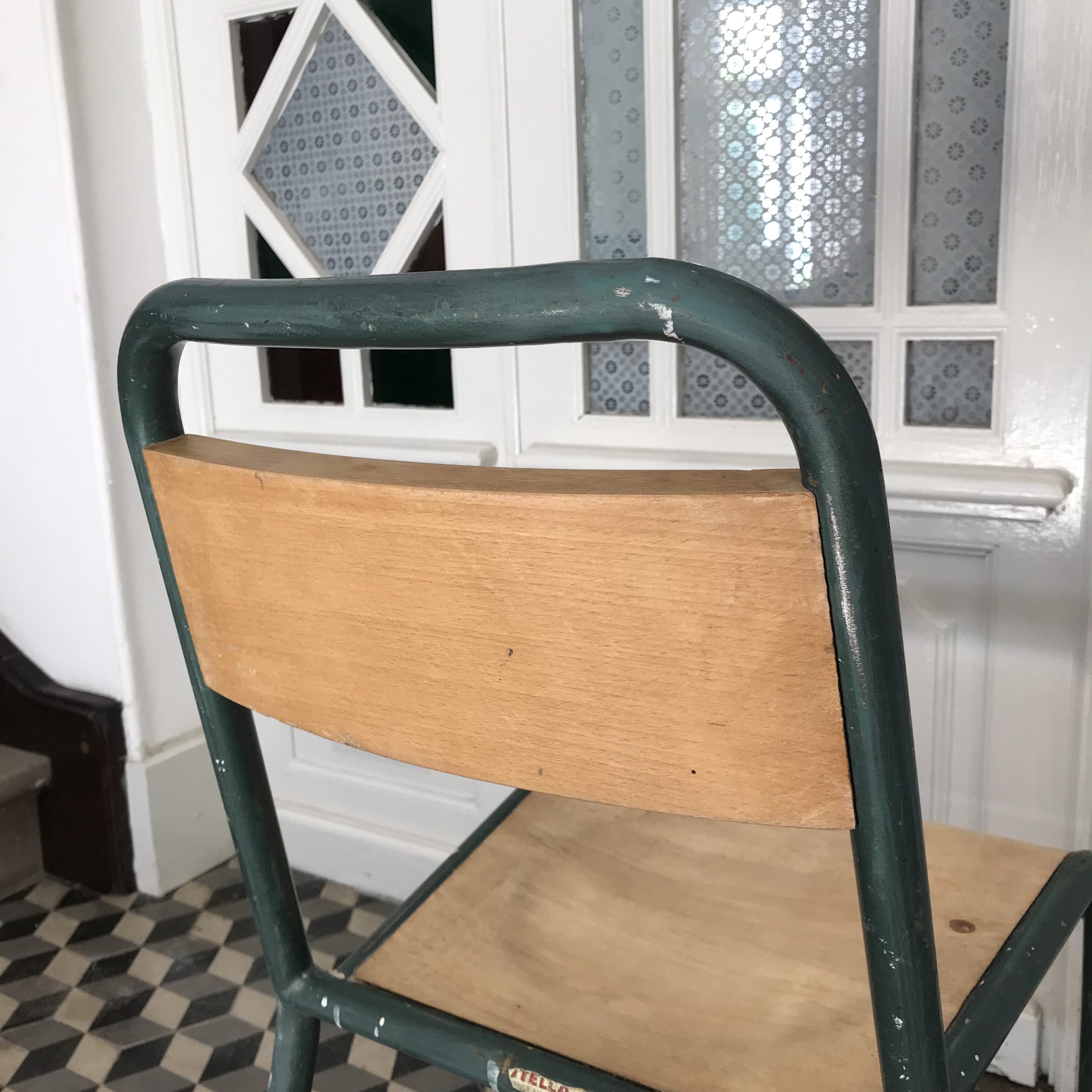 La chaise haute de bureau Stella peut être montée/abaissée sans être  inclinée de Swedese 