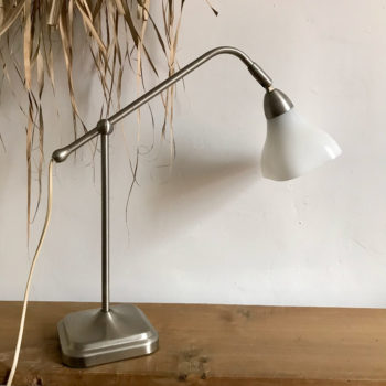 Lampe de bureau ancienne en métal et opaline avec bras articulé