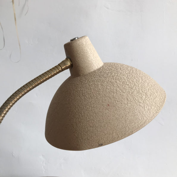Lampe de bureau vintage en métal beige aspect grainé