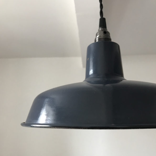 Suspension lampe abat-jour émaillé bleu marine industriel et vintage