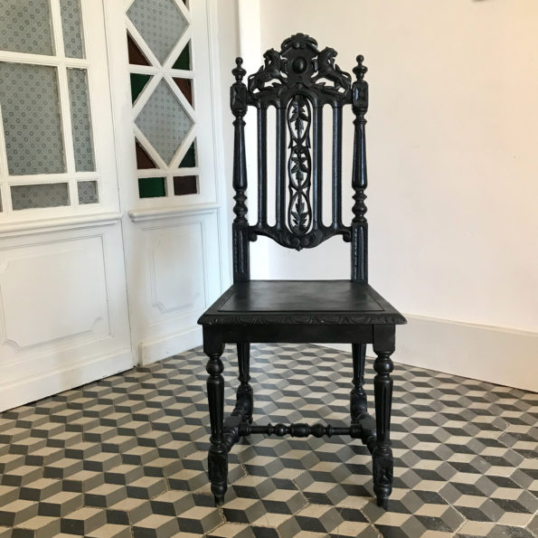 Chaise sculptée en bois peinte en noir baroque roccoco