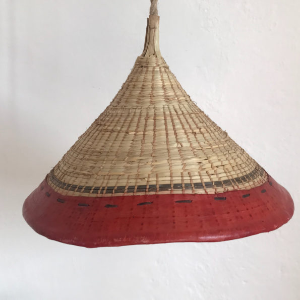 Suspension créée à partir d'un chapeau en paille et cuir chiné vintage ethnique