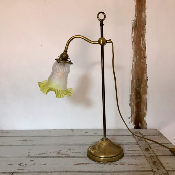 Lampe de bureau monte et baisse années 1950 laiton abat-jour en opaline transparent et jaune