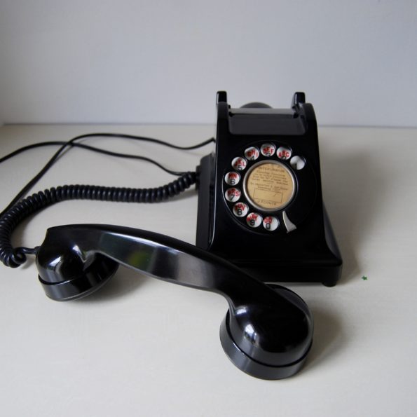 Ancien téléphone noir Bakélite