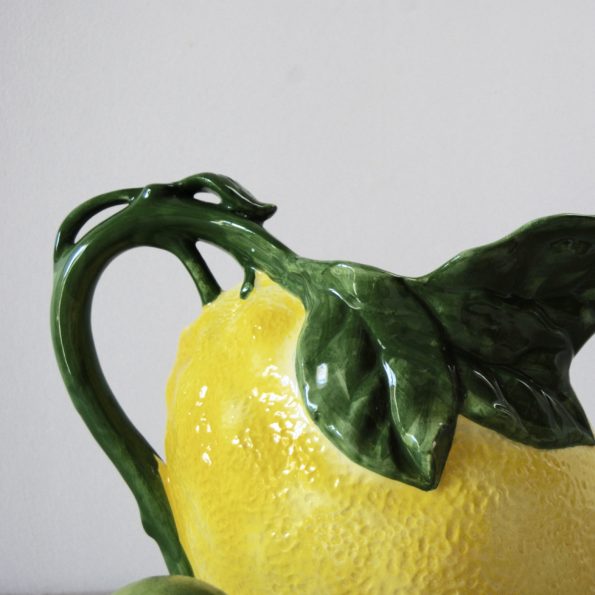 Pichet en barbotine forme citron