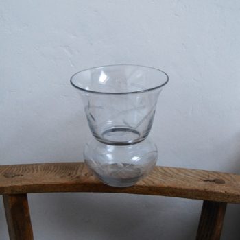 Ancien vase en verre ciselé