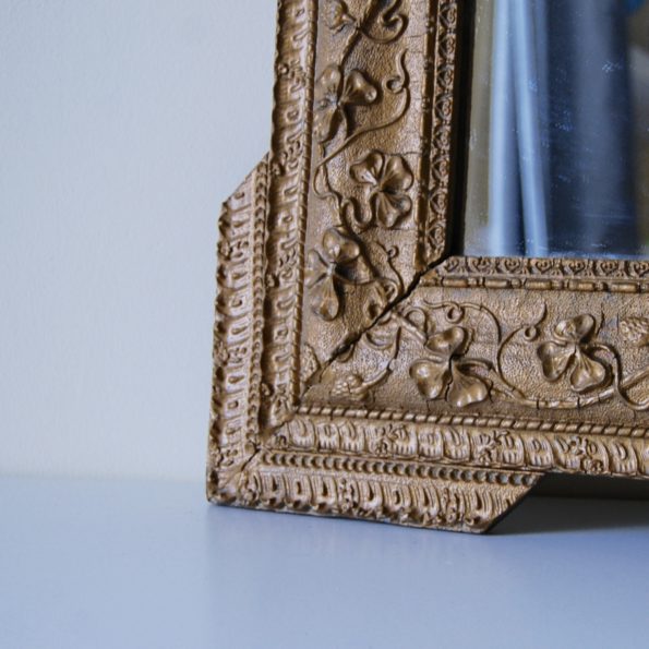 Miroir ancien en bois et stuc doré