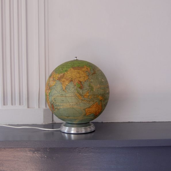 Globe terrestre lumineux Perrina en verre et papier