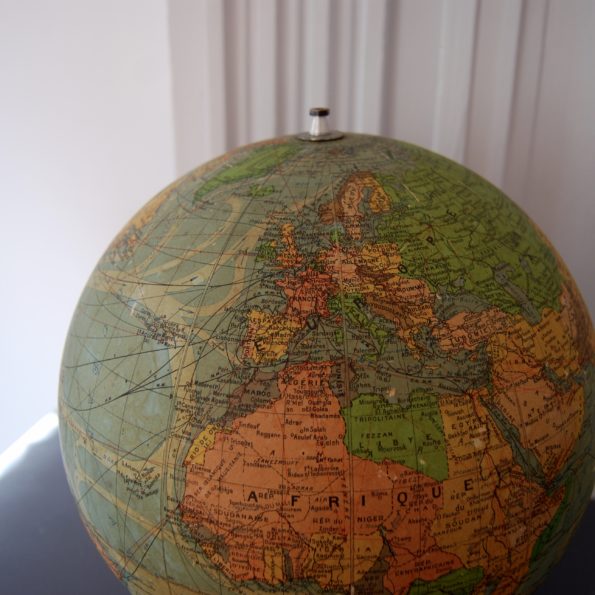 Globe terrestre lumineux Perrina en verre et papier