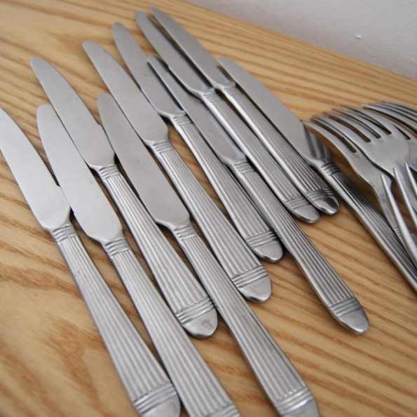 Couverts en métal argenté fourchettes et couteaux