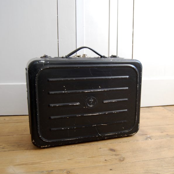Ancienne valise de la Marine noir métal