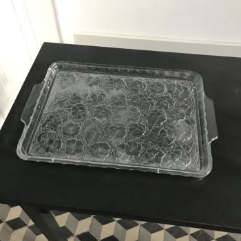 Plateau en verre transparent avec fleurs en relief goût lalique